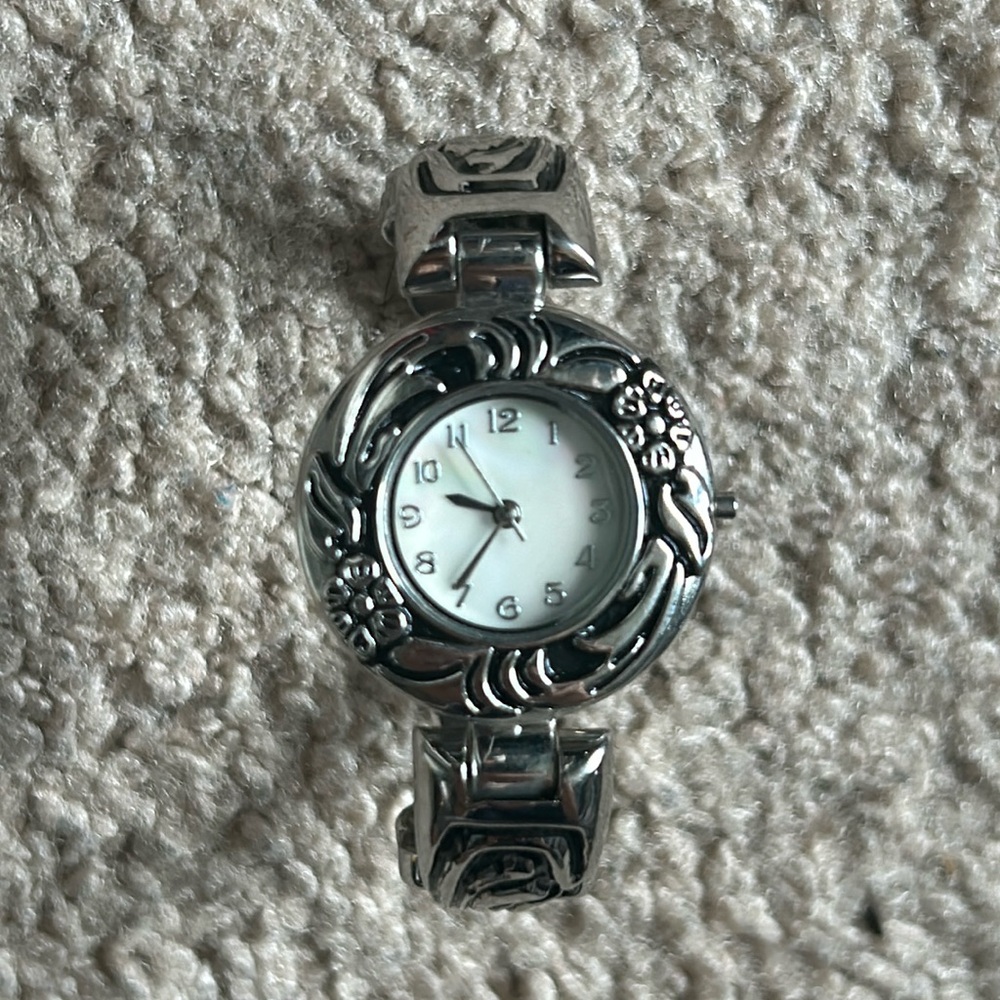 Geneva women’s flower pattern‎ vintage silver bracelet watch does not work
